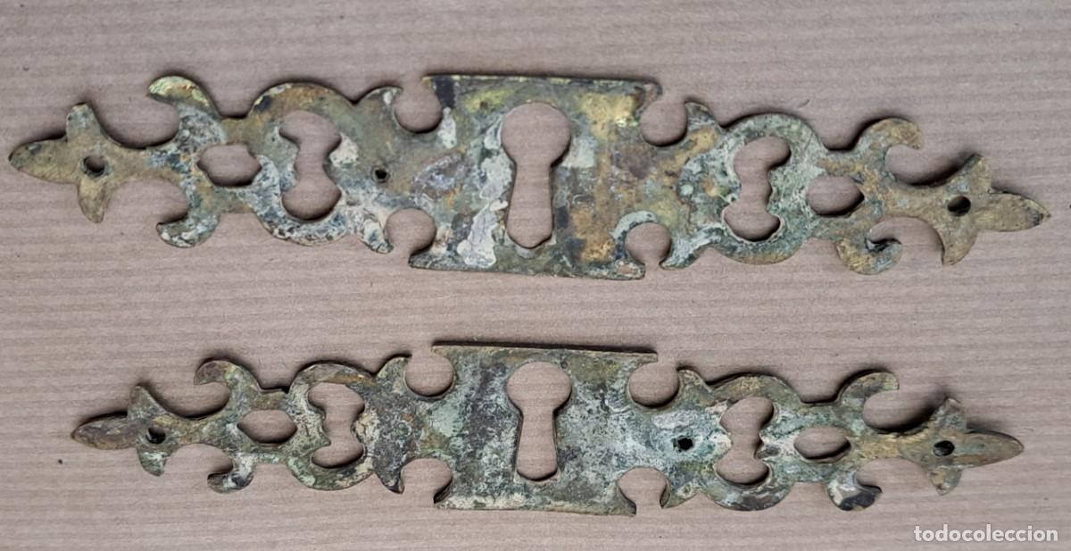 Antig&uuml;edades: 2 escudos boca llave de bronce - Foto 3