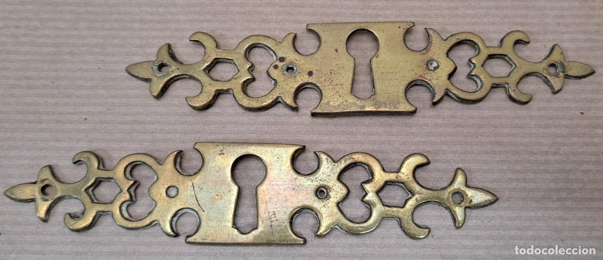 Antig&uuml;edades: 2 escudos boca llave de bronce - Foto 4