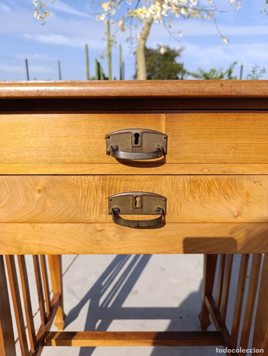 Antig&uuml;edades: Mesa costurero de madera de pino - Foto 9
