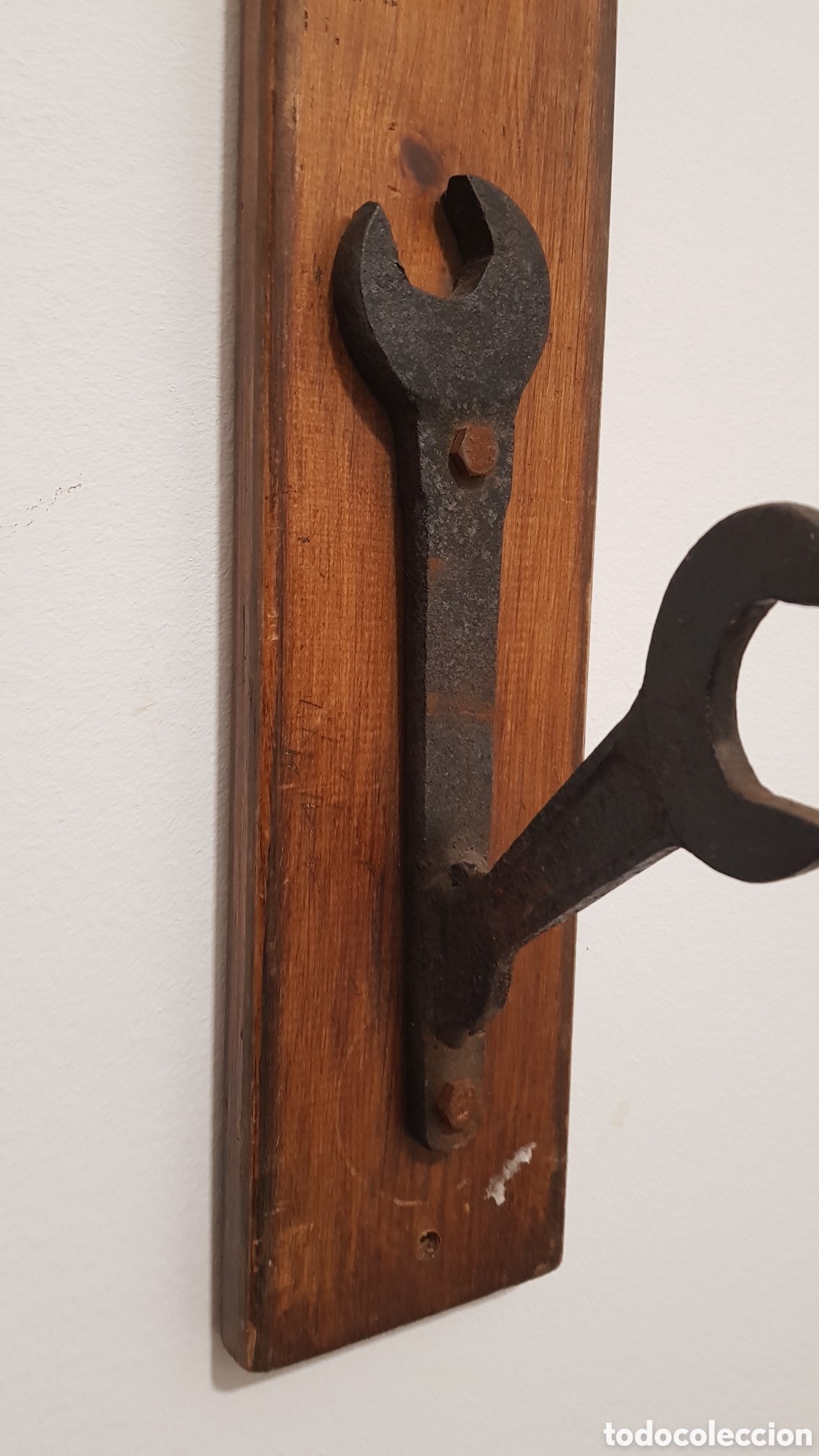 Antig&uuml;edades: Colgador de madera y hierro - Foto 2
