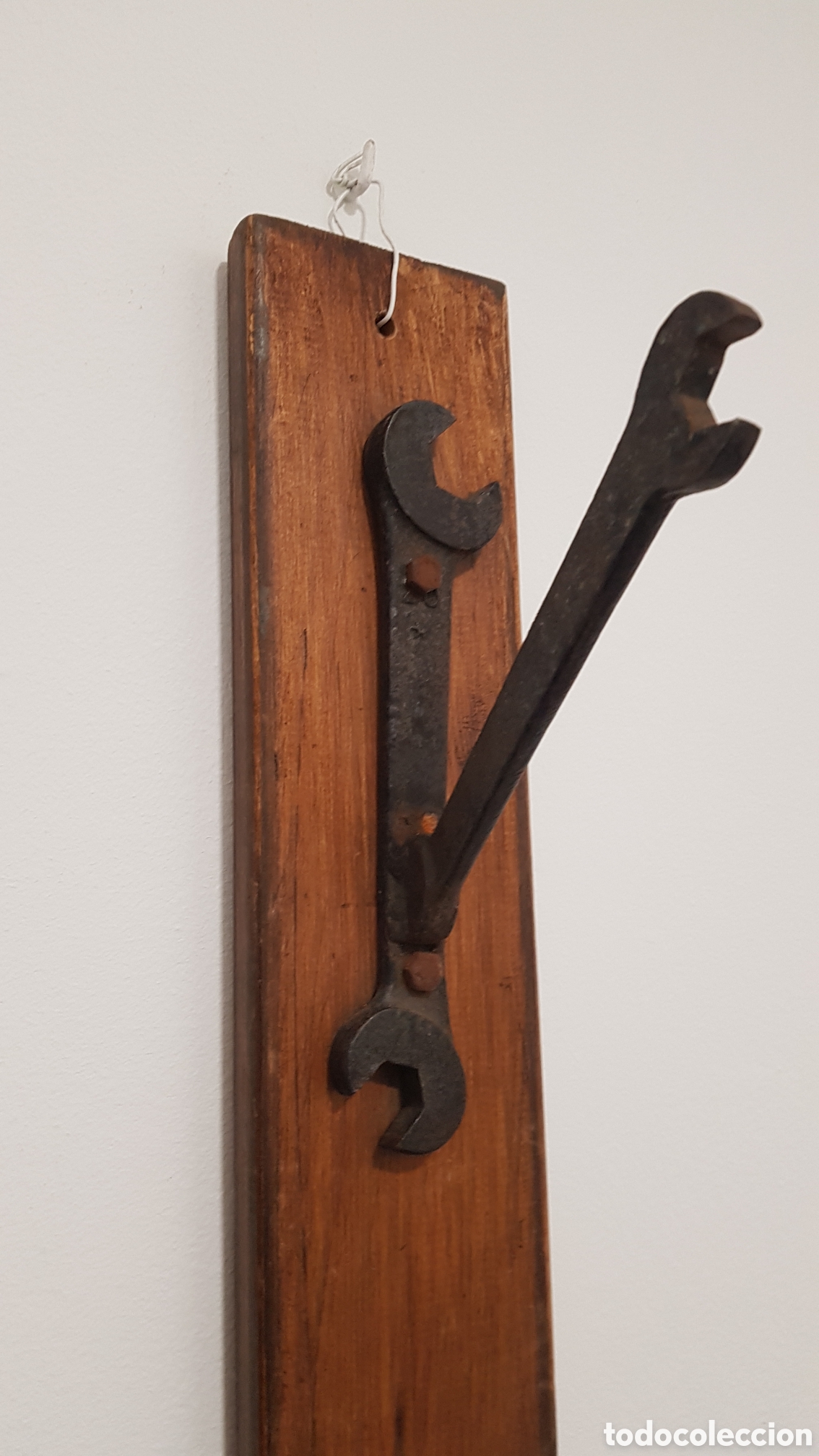 Antig&uuml;edades: Colgador de madera y hierro - Foto 3