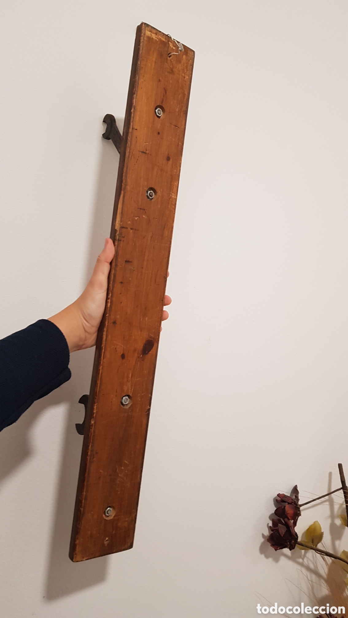 Antig&uuml;edades: Colgador de madera y hierro - Foto 5