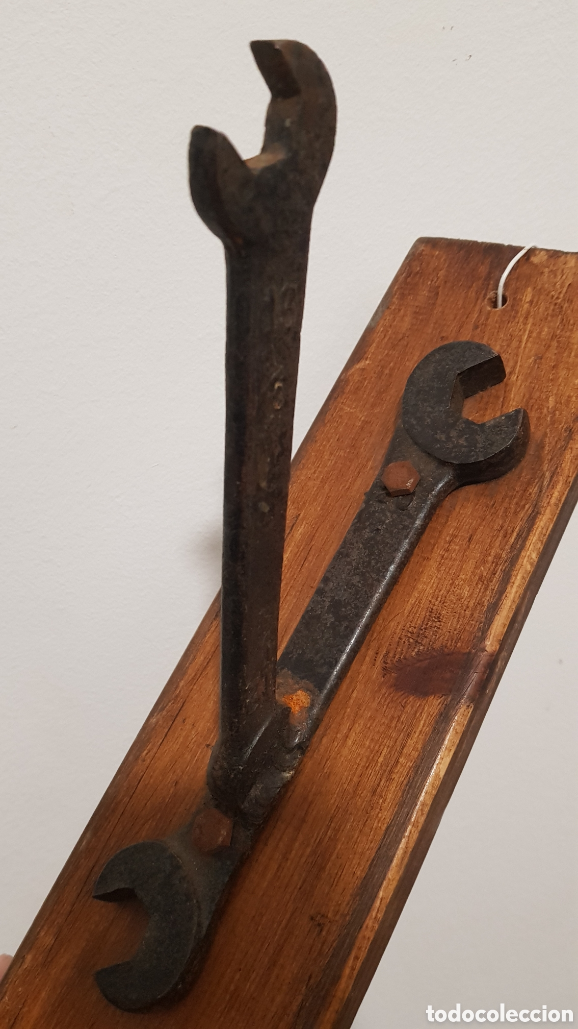 Antig&uuml;edades: Colgador de madera y hierro - Foto 6