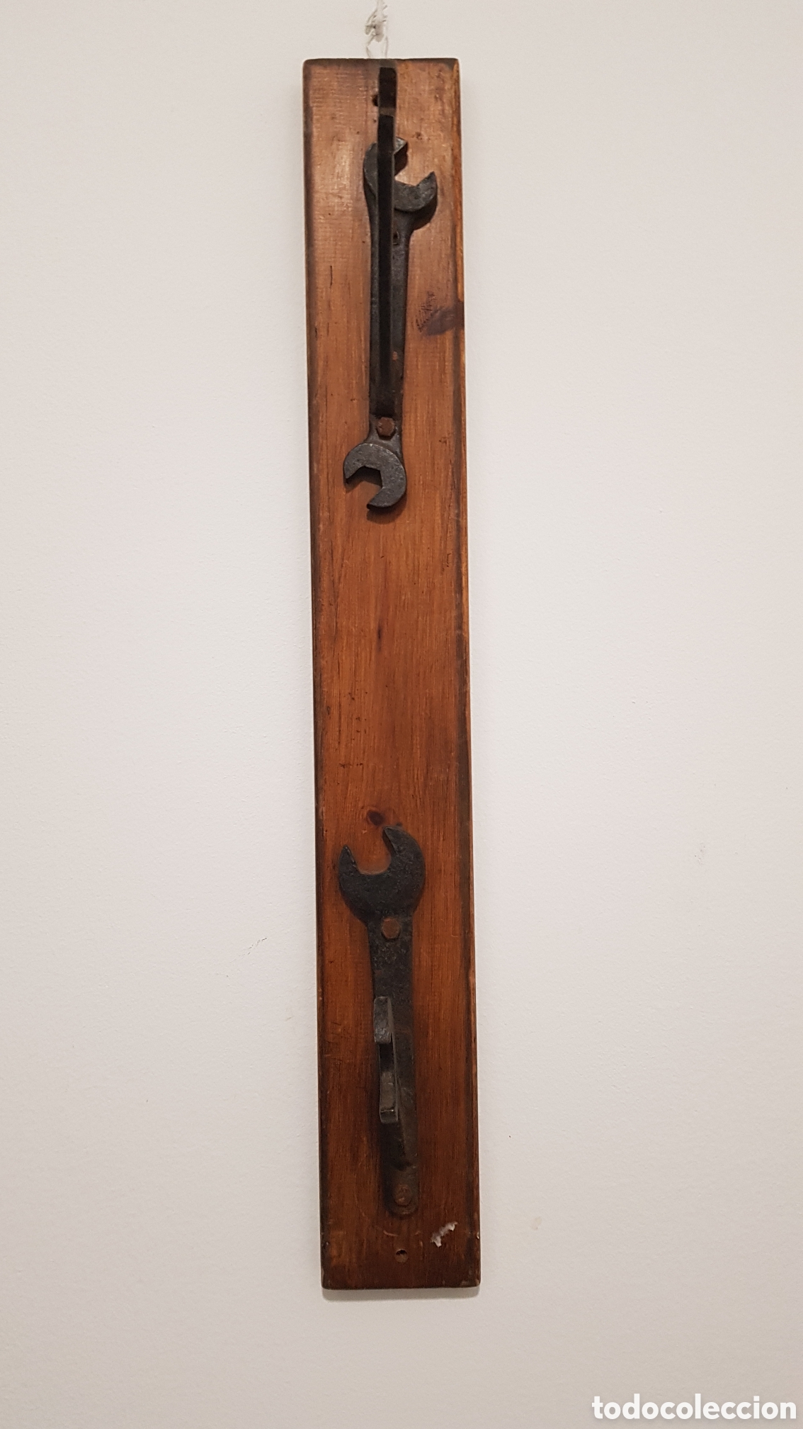 Antig&uuml;edades: Colgador de madera y hierro - Foto 1