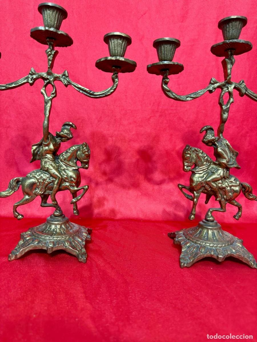 Antig&uuml;edades: Pareja de candelabros de bronce - Foto 1