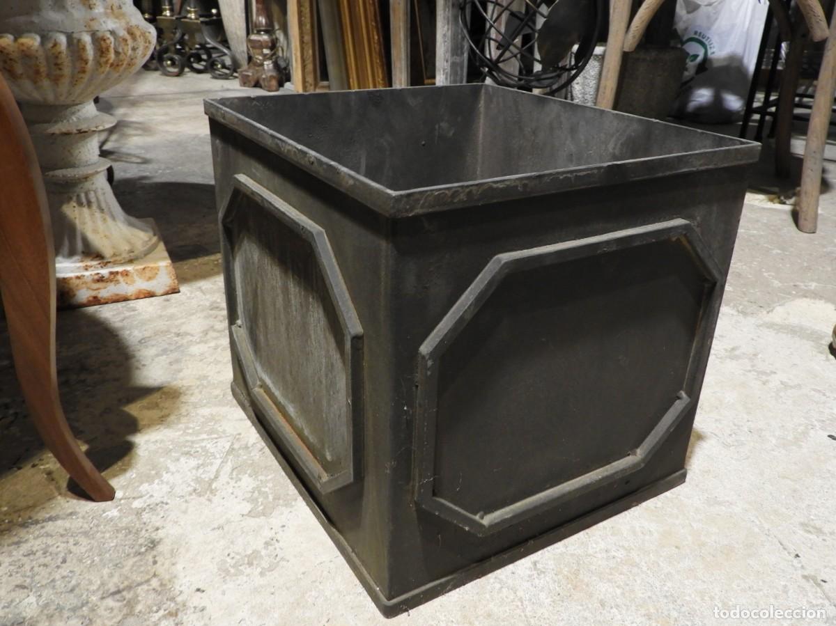 Antig&uuml;edades: BONITO MACETERO DE HIERRO CUADRADO - Foto 4