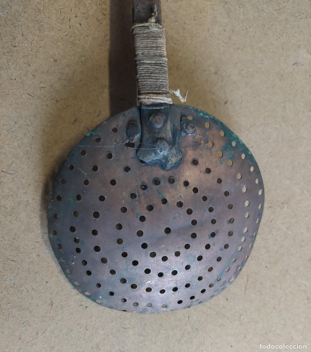Antig&uuml;edades: Espumadera de hierro y cobre, 38cm - Foto 5