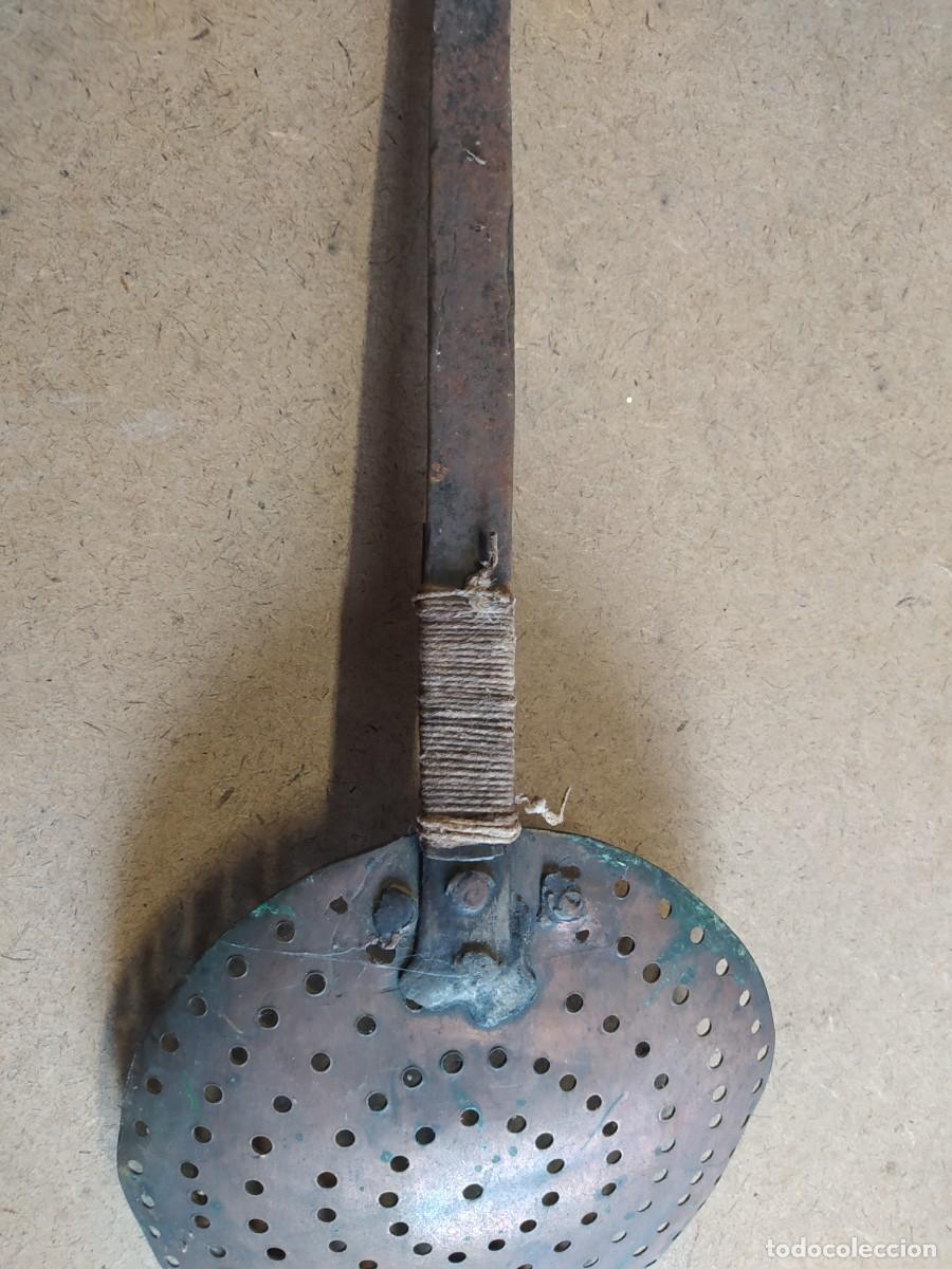 Antig&uuml;edades: Espumadera de hierro y cobre, 38cm - Foto 6
