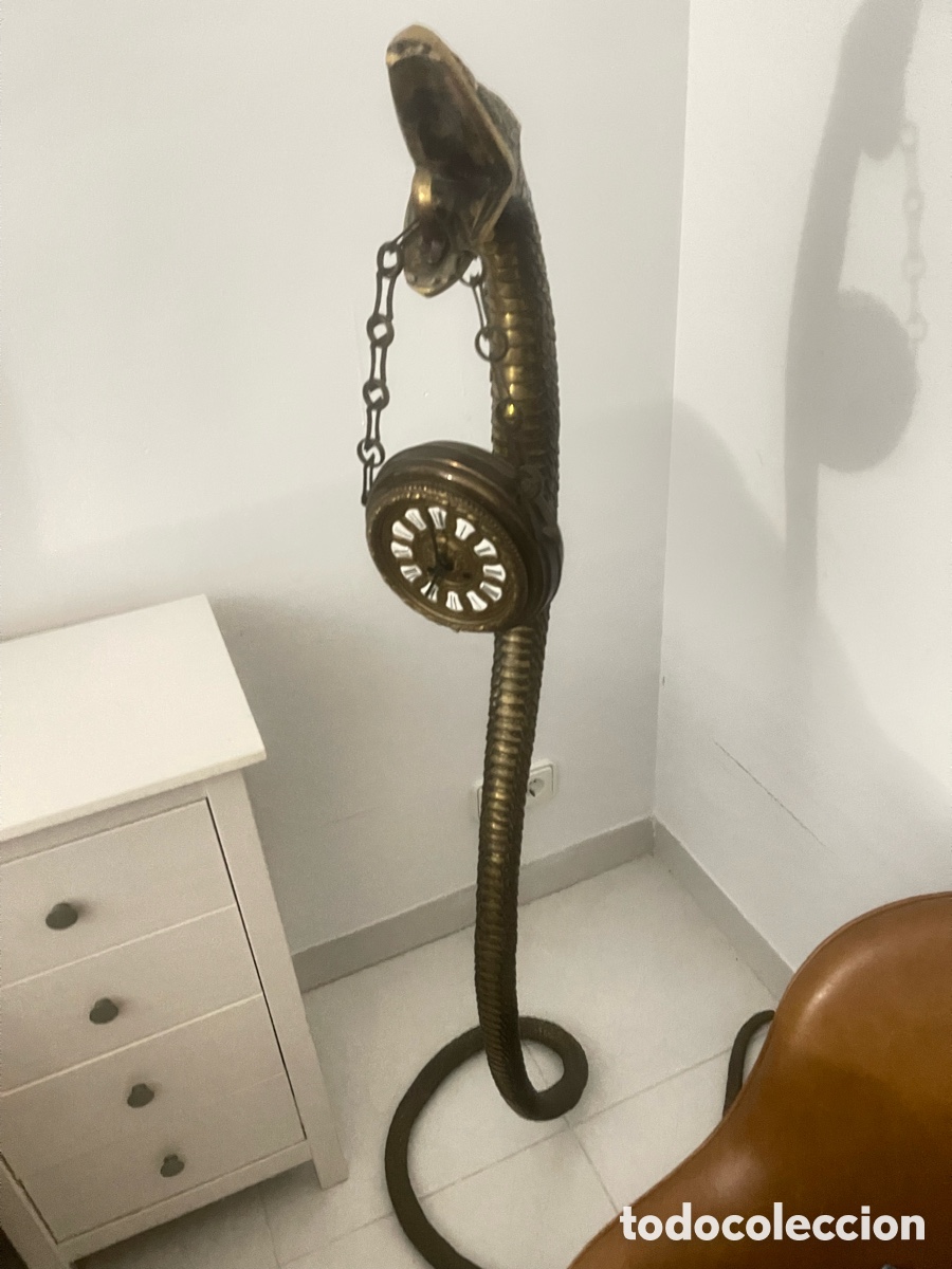 Antig&uuml;edades: Base reloj en forma de serpiente, material bronce - Foto 1