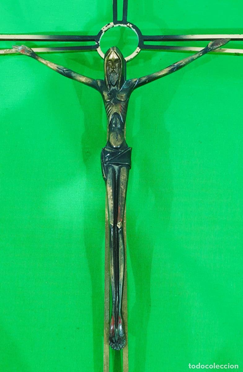 Antig&uuml;edades: Crucifijo bronce y laton - Foto 1