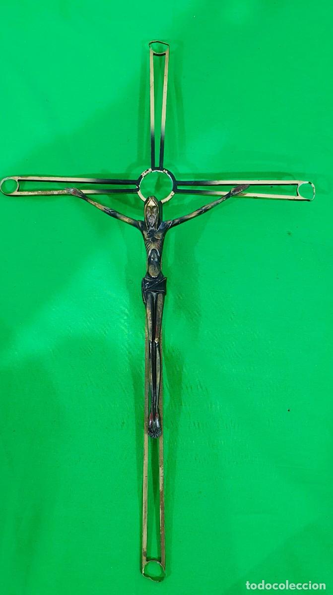 Antig&uuml;edades: Crucifijo bronce y laton - Foto 2