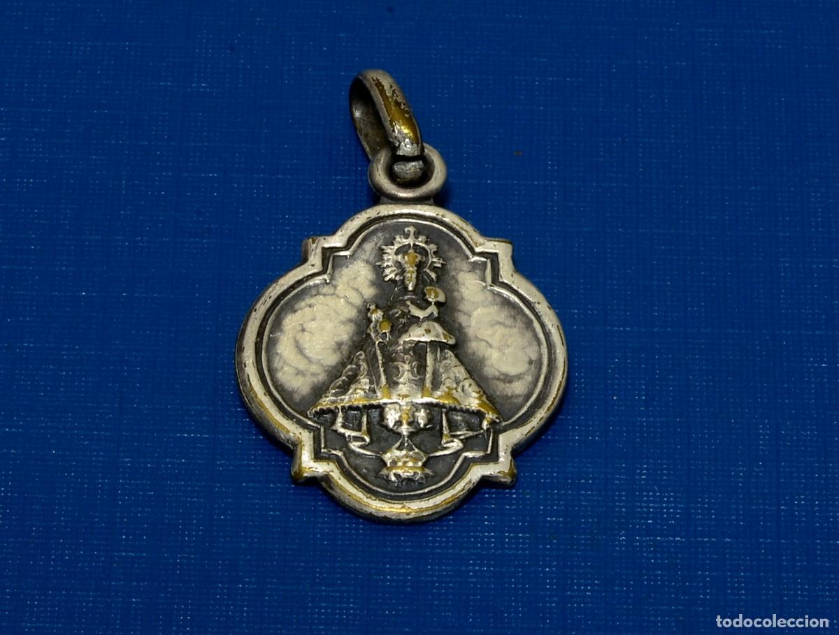 Antig&uuml;edades: MEDALLA CON VIRGEN DE COVADONGA Y BAS&Iacute;LICA - Foto 1