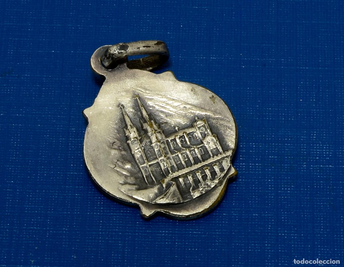 Antig&uuml;edades: MEDALLA CON VIRGEN DE COVADONGA Y BAS&Iacute;LICA - Foto 2