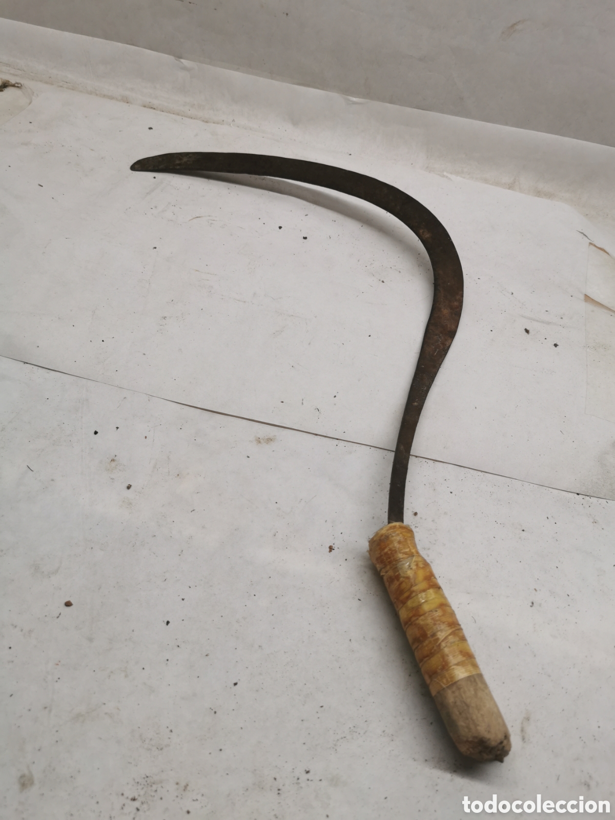 Antig&uuml;edades: Antigua hoz con mango de madera - Foto 1
