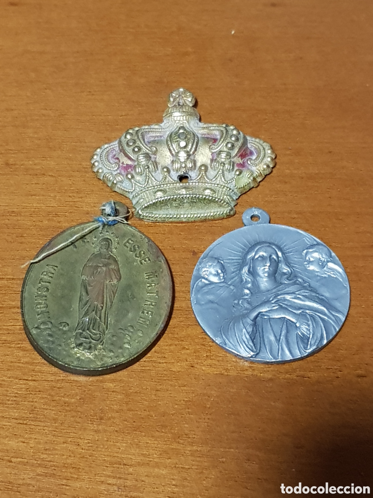 Antiquit&auml;ten: Pareja de medallas y corona, las hijas de Maria y el Sagrado Coraz&oacute;n