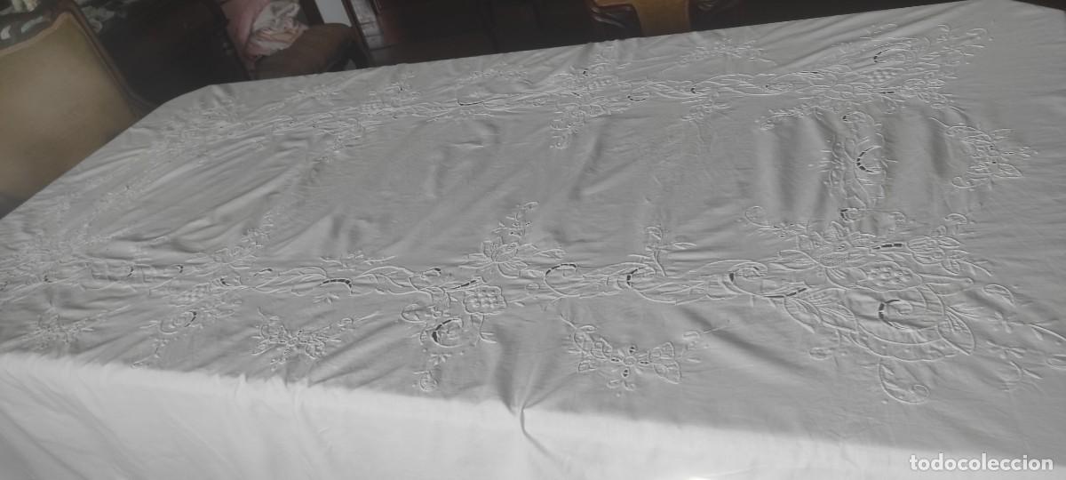 Antig&uuml;edades: BONITO MANTEL DE ALGODON BORDADO A MANO. - Foto 2