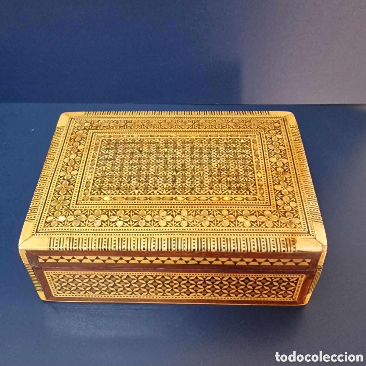 Antig&uuml;edades: Caja de madera adornada con taracea - Foto 2