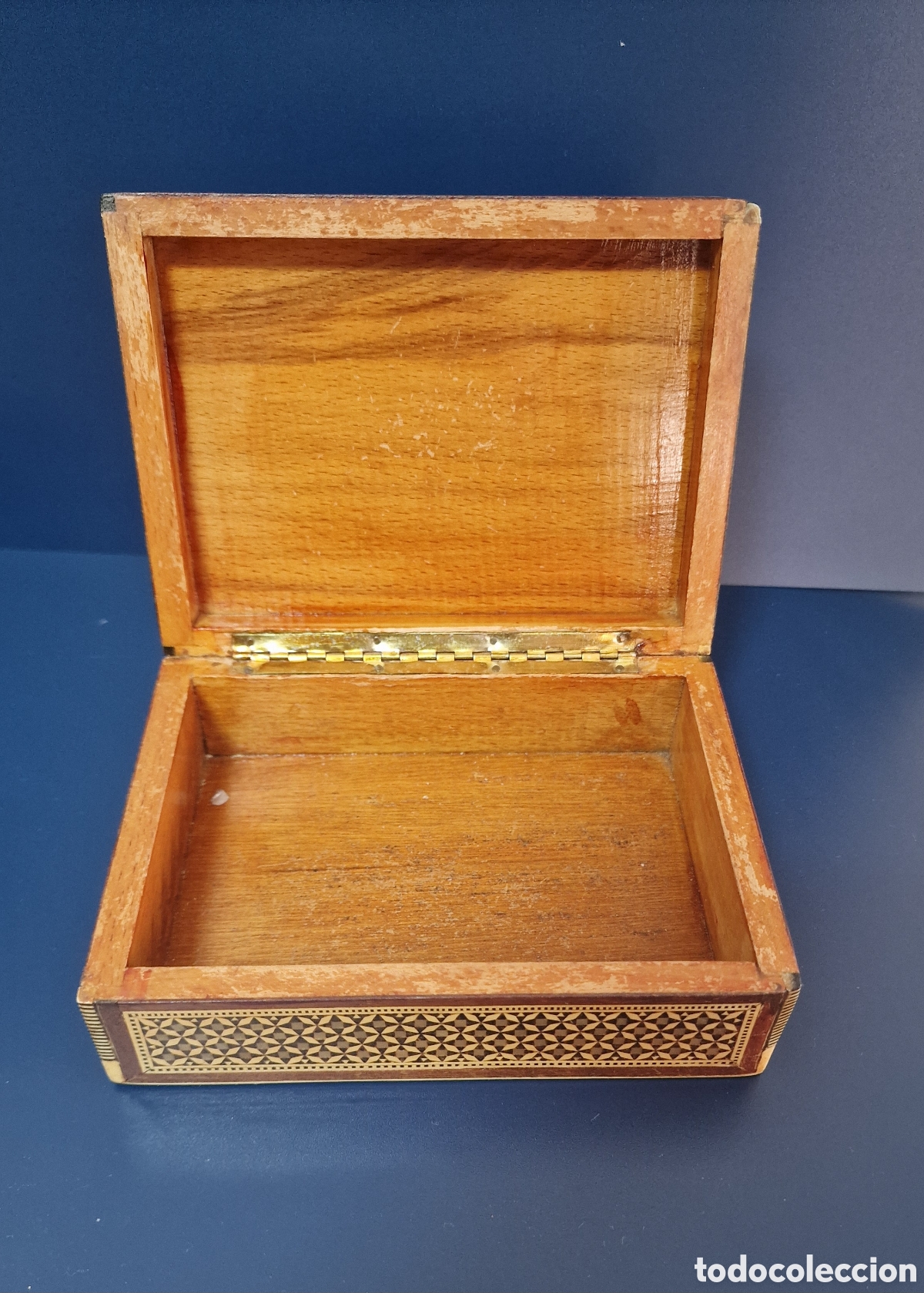 Antig&uuml;edades: Caja de madera adornada con taracea - Foto 3