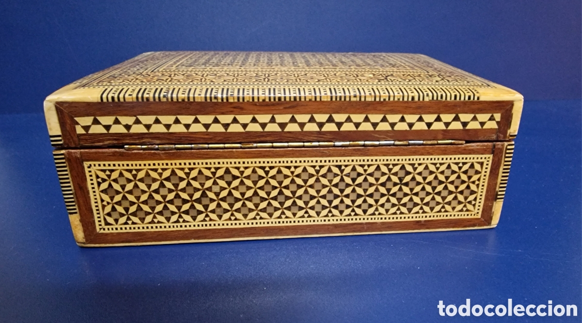 Antig&uuml;edades: Caja de madera adornada con taracea - Foto 6