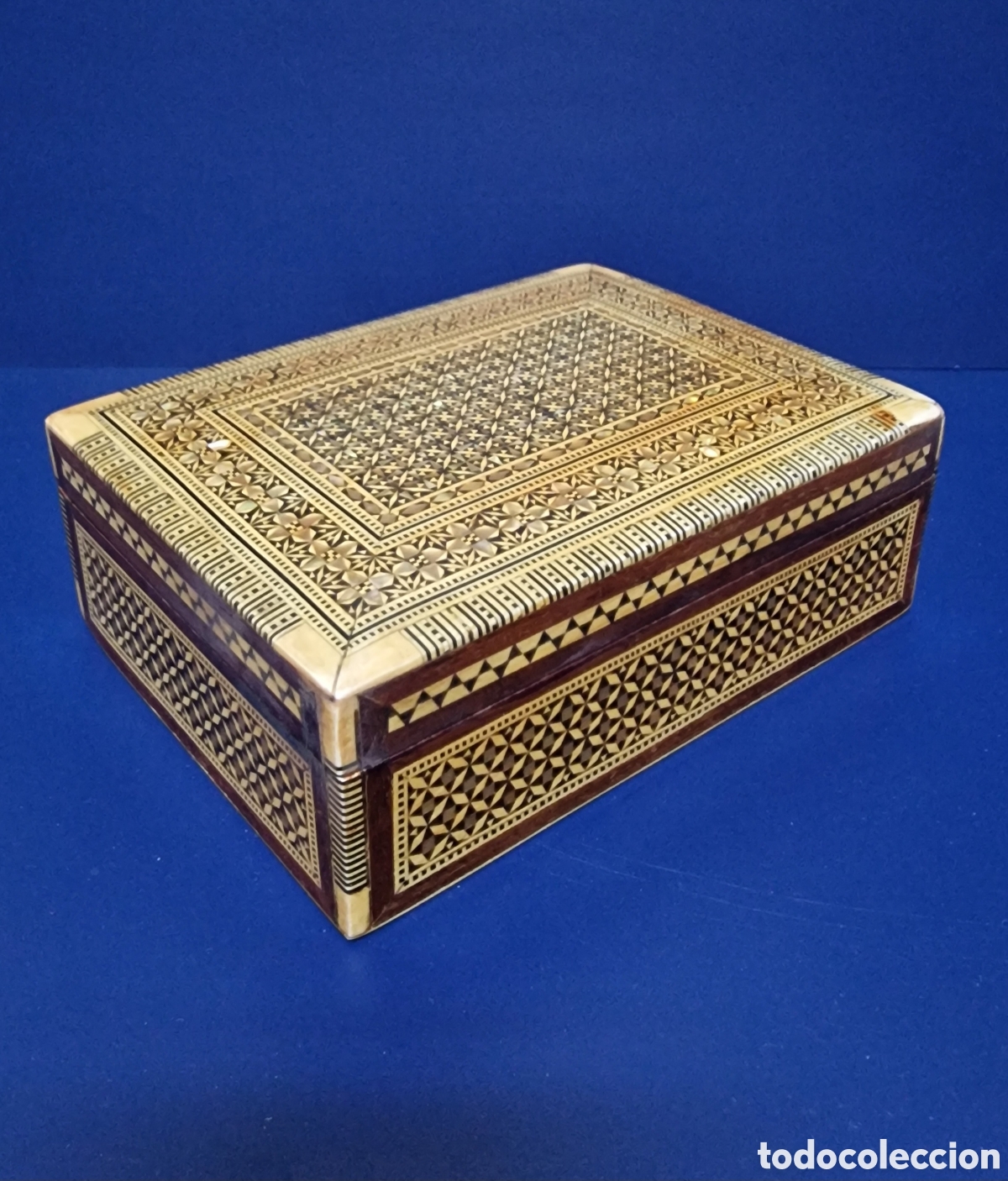 Antig&uuml;edades: Caja de madera adornada con taracea - Foto 1