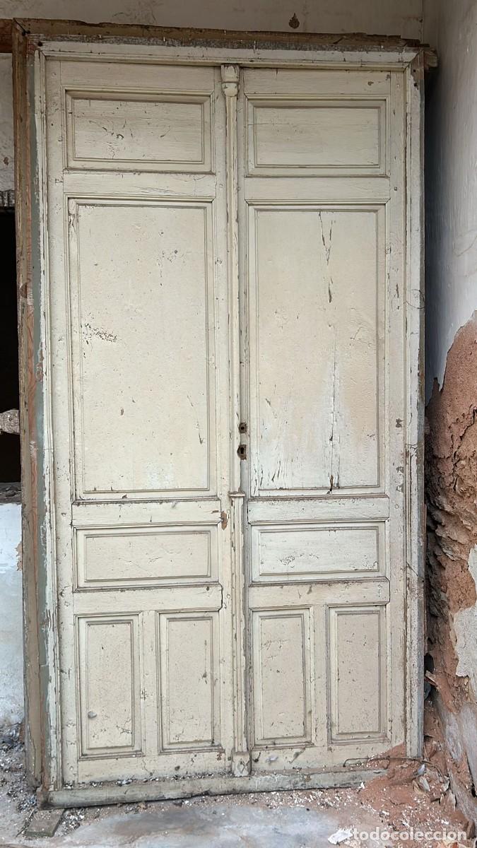 Antiguidades: PUERTA DE CALLE ANTIGUA A&Ntilde;OS 50 CON MARCO DE 135 X 255 CMS.