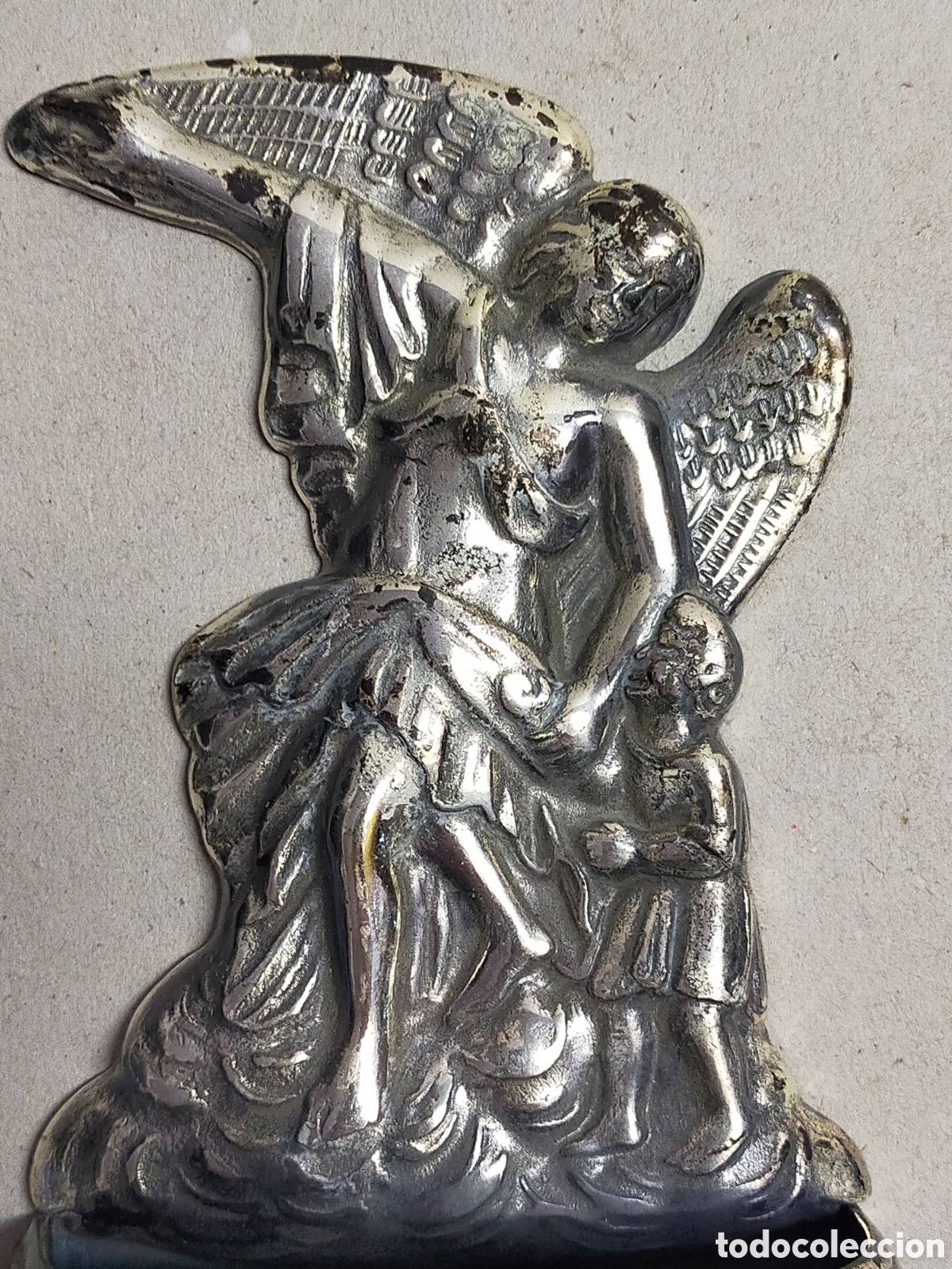 Antig&uuml;edades: PILA BENDITERA DE METAL, REPRESENTADO ANGEL DE LA GUARDA. - Foto 2