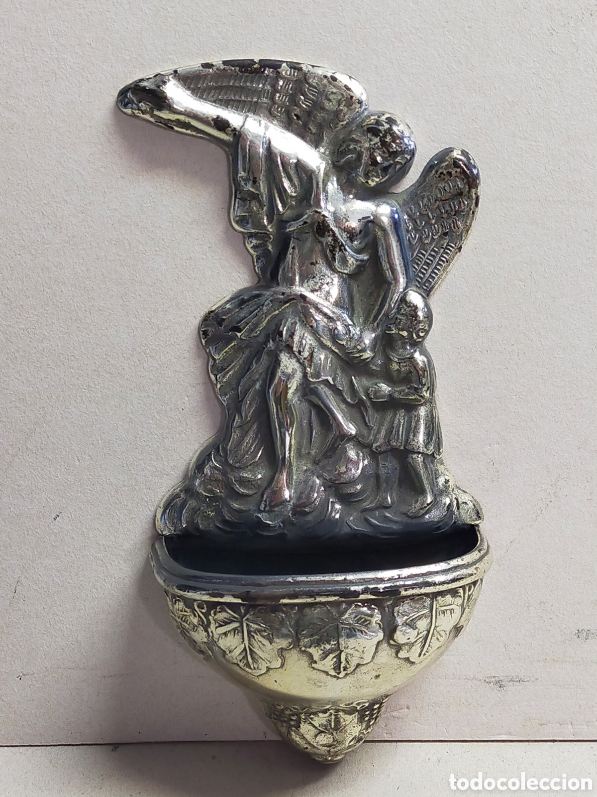 Antig&uuml;edades: PILA BENDITERA DE METAL, REPRESENTADO ANGEL DE LA GUARDA. - Foto 4
