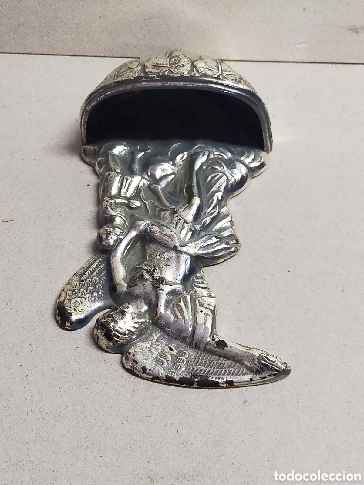 Antig&uuml;edades: PILA BENDITERA DE METAL, REPRESENTADO ANGEL DE LA GUARDA. - Foto 10