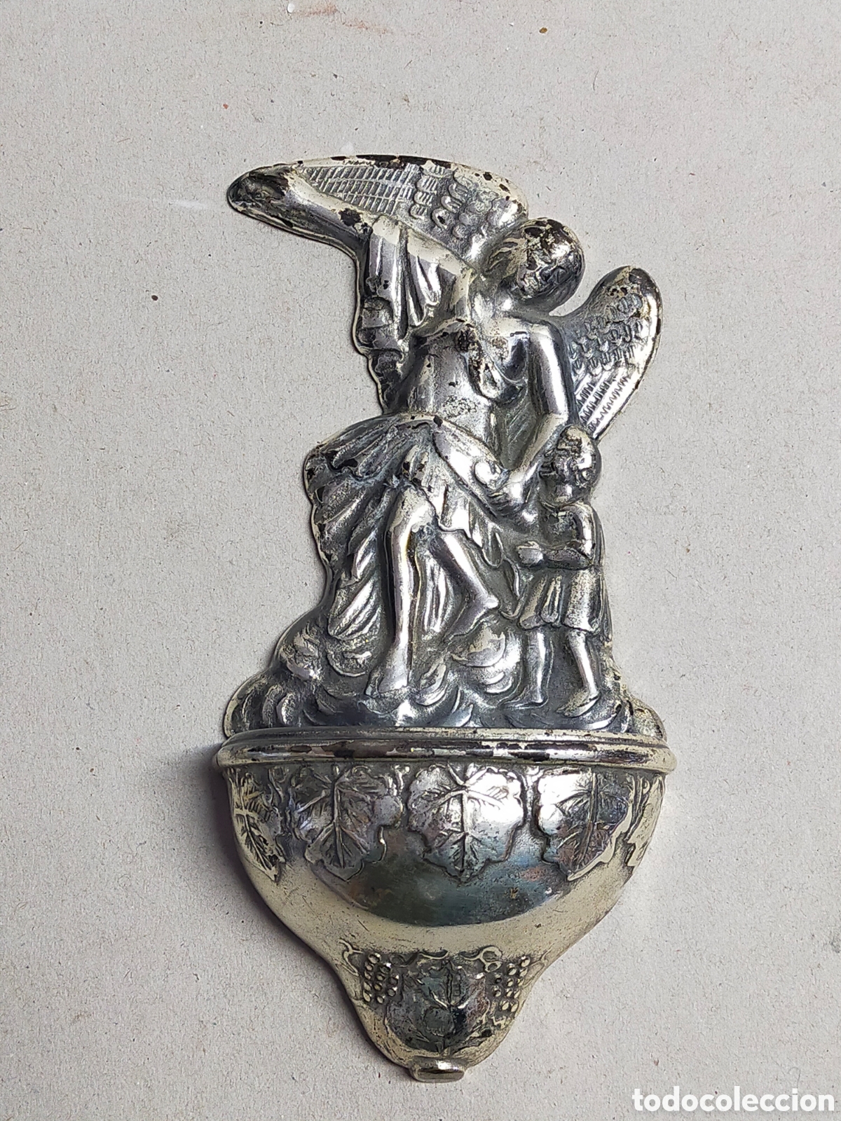 Antig&uuml;edades: PILA BENDITERA DE METAL, REPRESENTADO ANGEL DE LA GUARDA. - Foto 1
