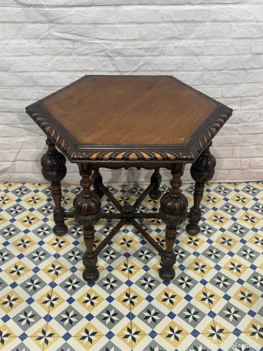 Antig&uuml;edades: MESA AUXILIAR HEXAGONAL EN MADERA DE ROBLE TALLADA - Foto 1