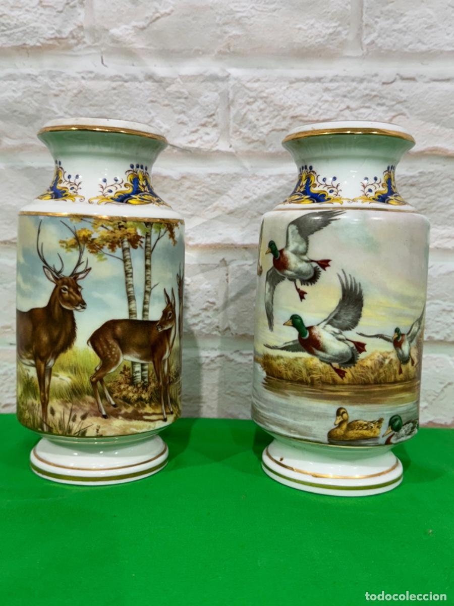 Antig&uuml;edades: PAREJA DE JARRONES EN PORCELANA CON MARCA EN BASE - Foto 1
