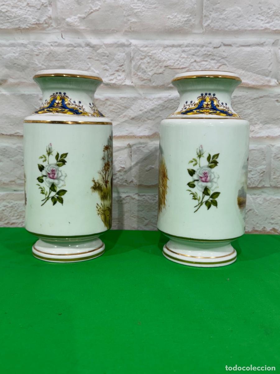 Antig&uuml;edades: PAREJA DE JARRONES EN PORCELANA CON MARCA EN BASE - Foto 2