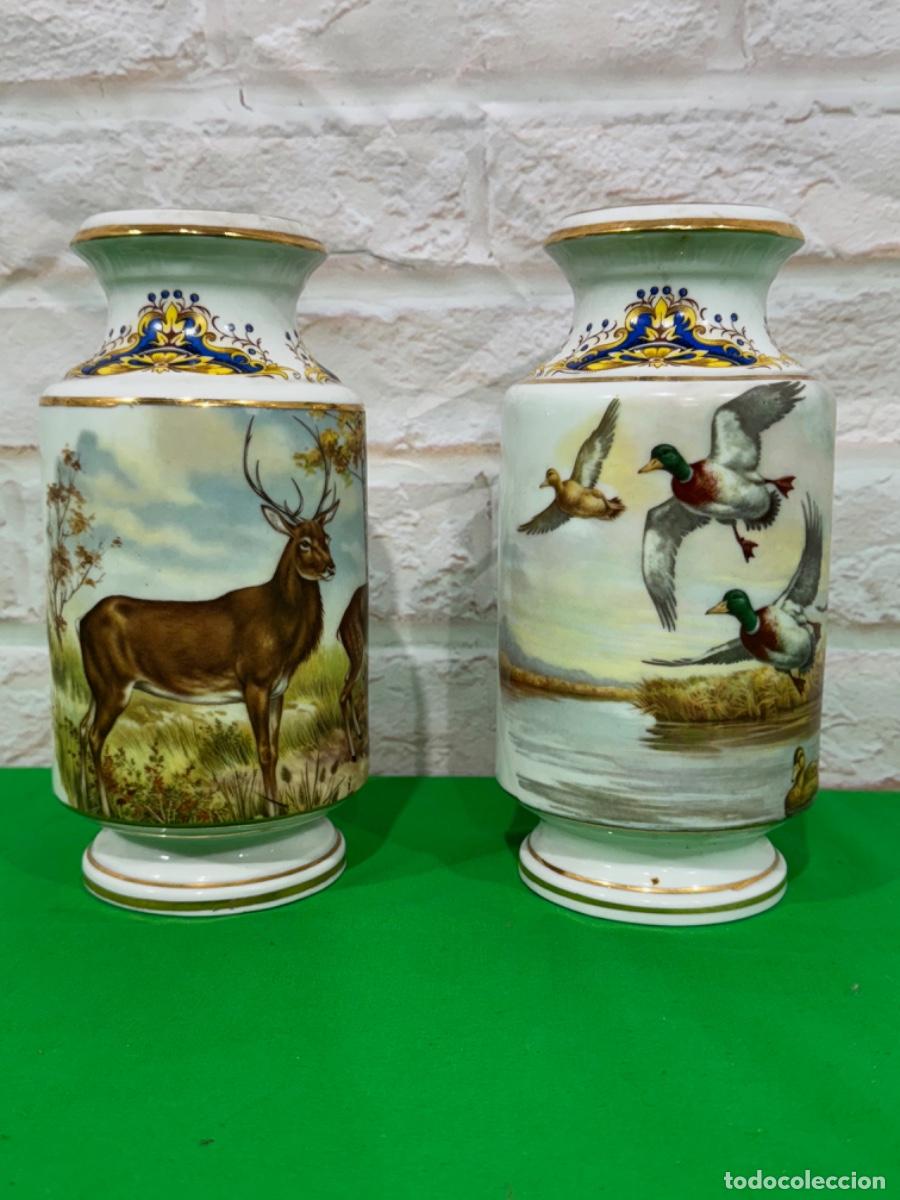 Antig&uuml;edades: PAREJA DE JARRONES EN PORCELANA CON MARCA EN BASE - Foto 3
