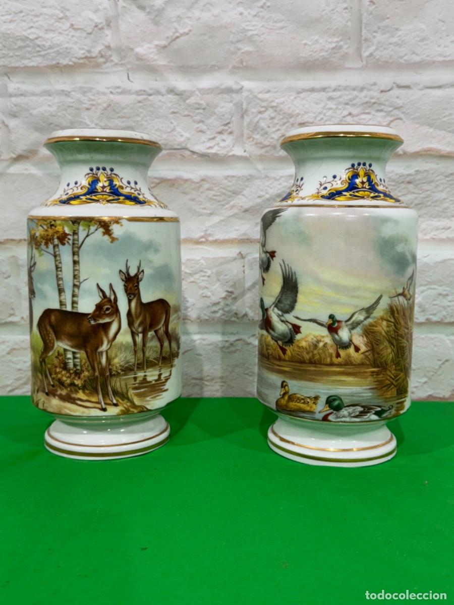 Antig&uuml;edades: PAREJA DE JARRONES EN PORCELANA CON MARCA EN BASE - Foto 4