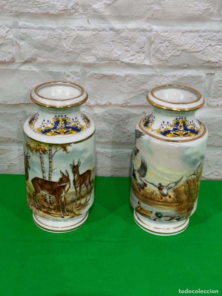 Antig&uuml;edades: PAREJA DE JARRONES EN PORCELANA CON MARCA EN BASE - Foto 6