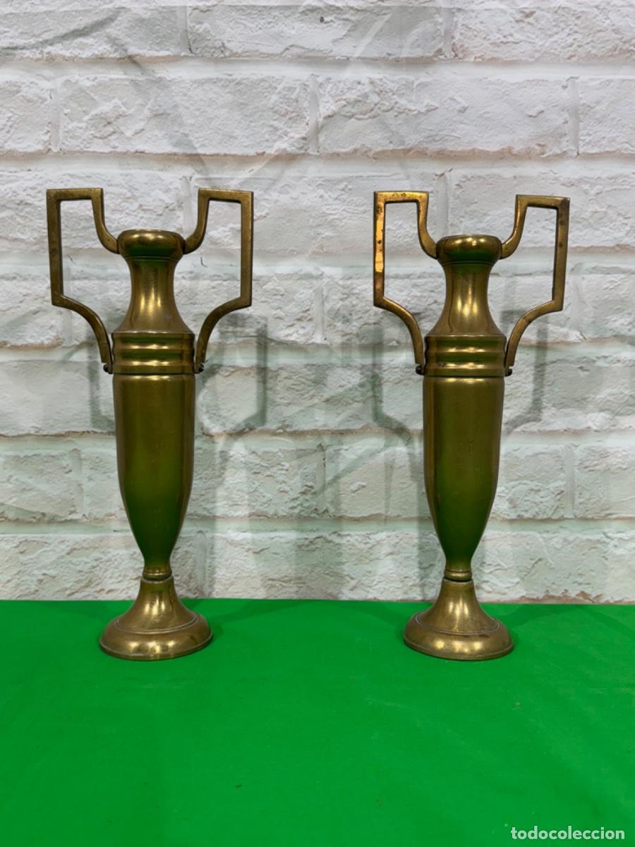 Antig&uuml;edades: PAREJA DE ANFORAS EN BRONCE - Foto 1