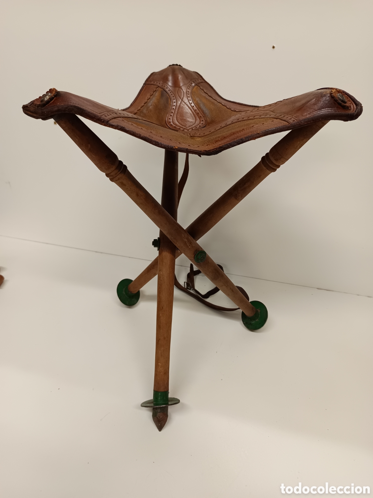 Antig&uuml;edades: Silla taburete plegable caza en cuero - Foto 1