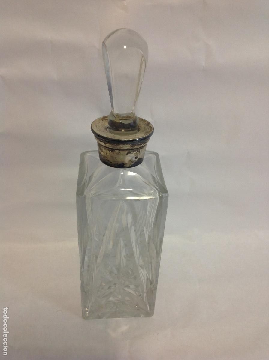 Antig&uuml;edades: Licorera de cristal tallado con boca de plata - Foto 1