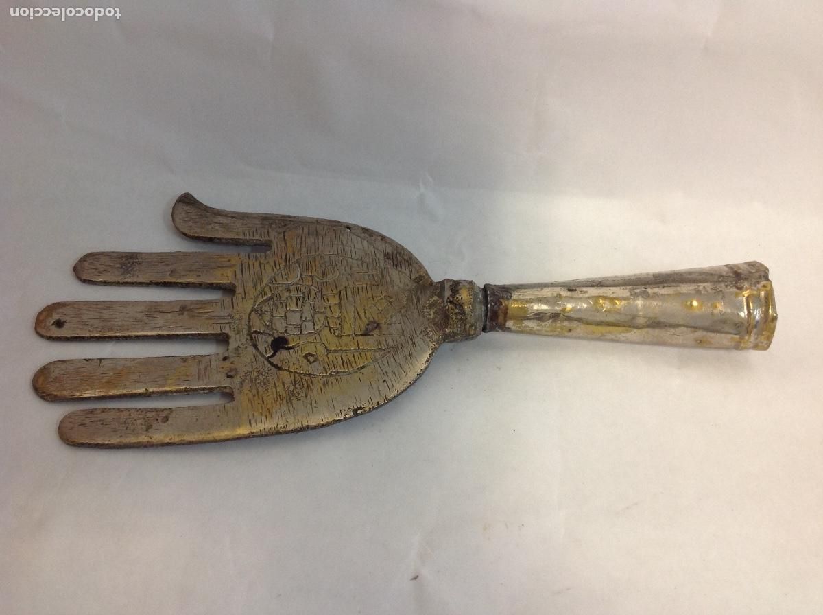 Antig&uuml;edades: Mano de F&aacute;tima de metal plateado - Foto 1