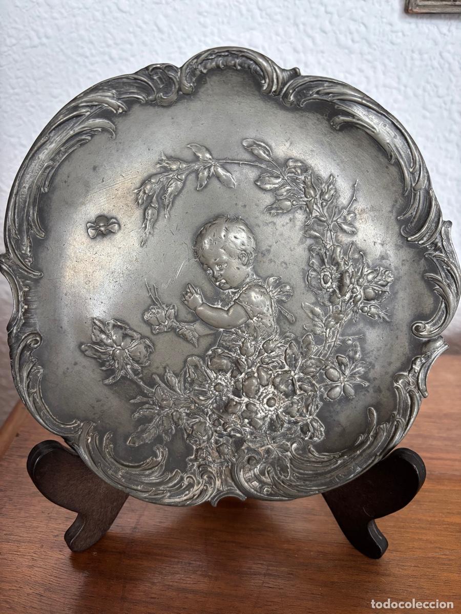 Antig&uuml;edades: Bandeja Relieve infantil y floral - Foto 2