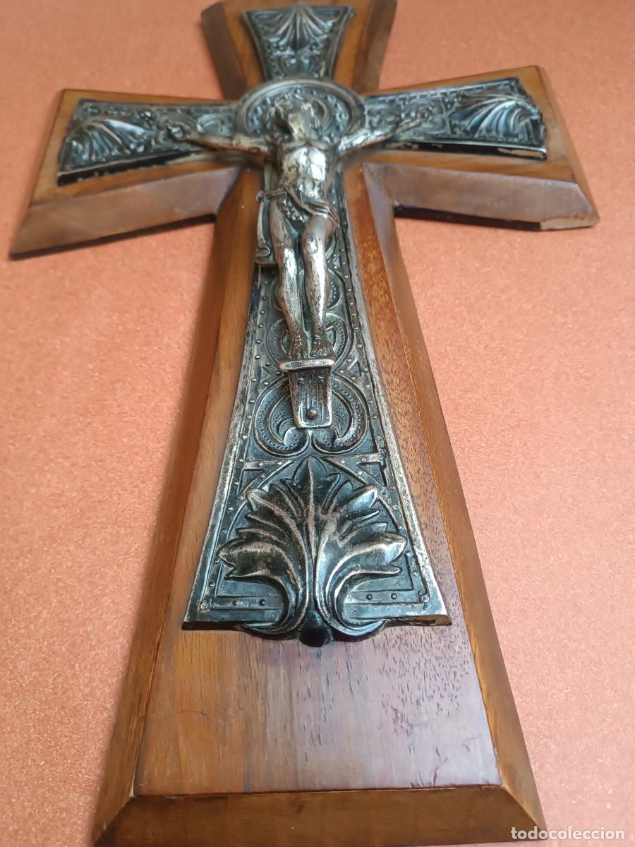 Antig&uuml;edades: Crucifijo en madera y metal. - Foto 2