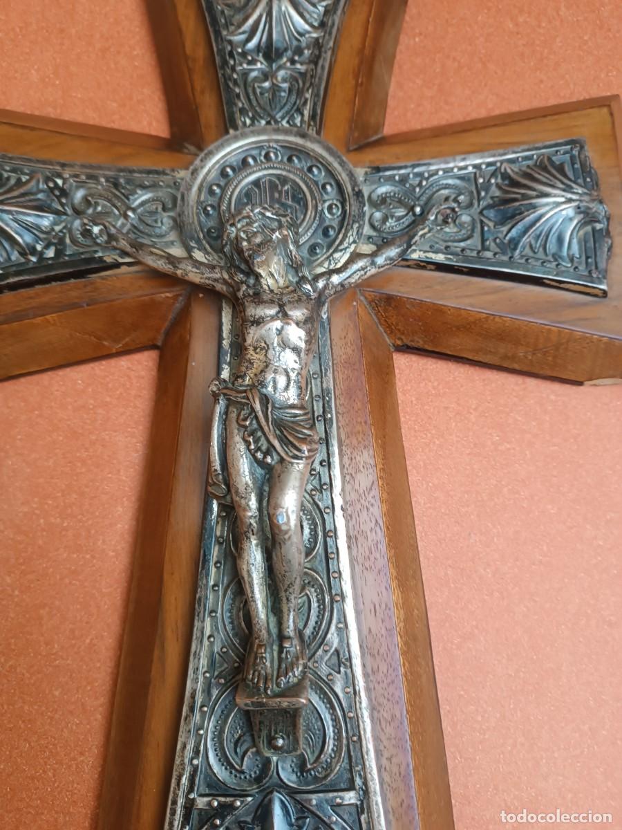 Antig&uuml;edades: Crucifijo en madera y metal. - Foto 3