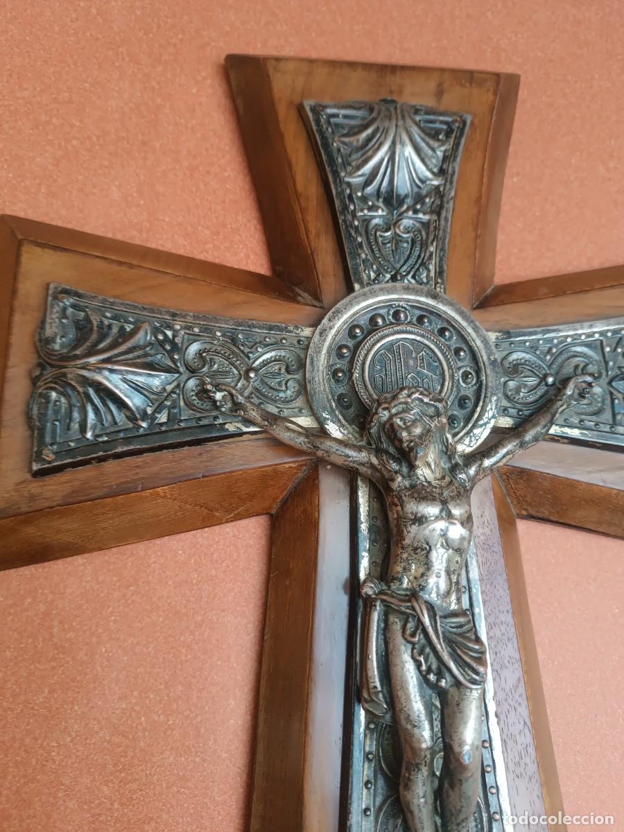 Antig&uuml;edades: Crucifijo en madera y metal. - Foto 4