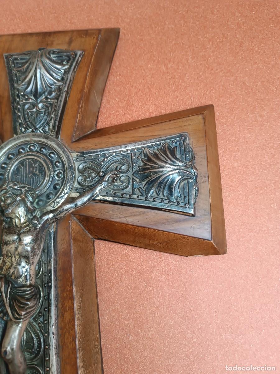 Antig&uuml;edades: Crucifijo en madera y metal. - Foto 5