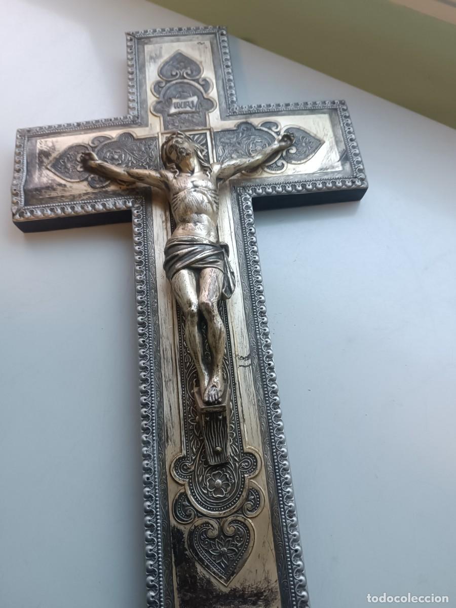 Antig&uuml;edades: Crucifijo en madera y metal. - Foto 1
