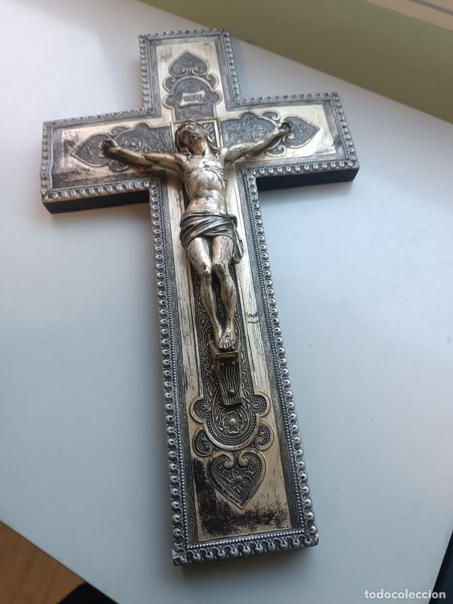 Antig&uuml;edades: Crucifijo en madera y metal. - Foto 2