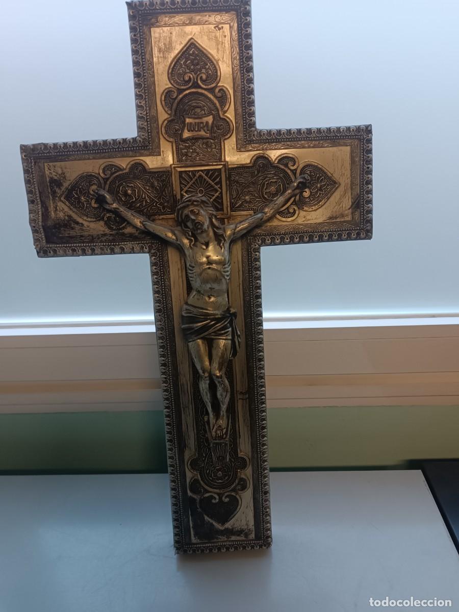 Antig&uuml;edades: Crucifijo en madera y metal. - Foto 3