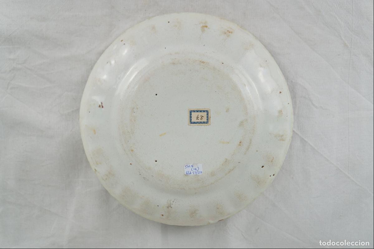 Antig&uuml;edades: Plato de Alcora con ala agallonada de finales del siglo XIX. - Foto 2