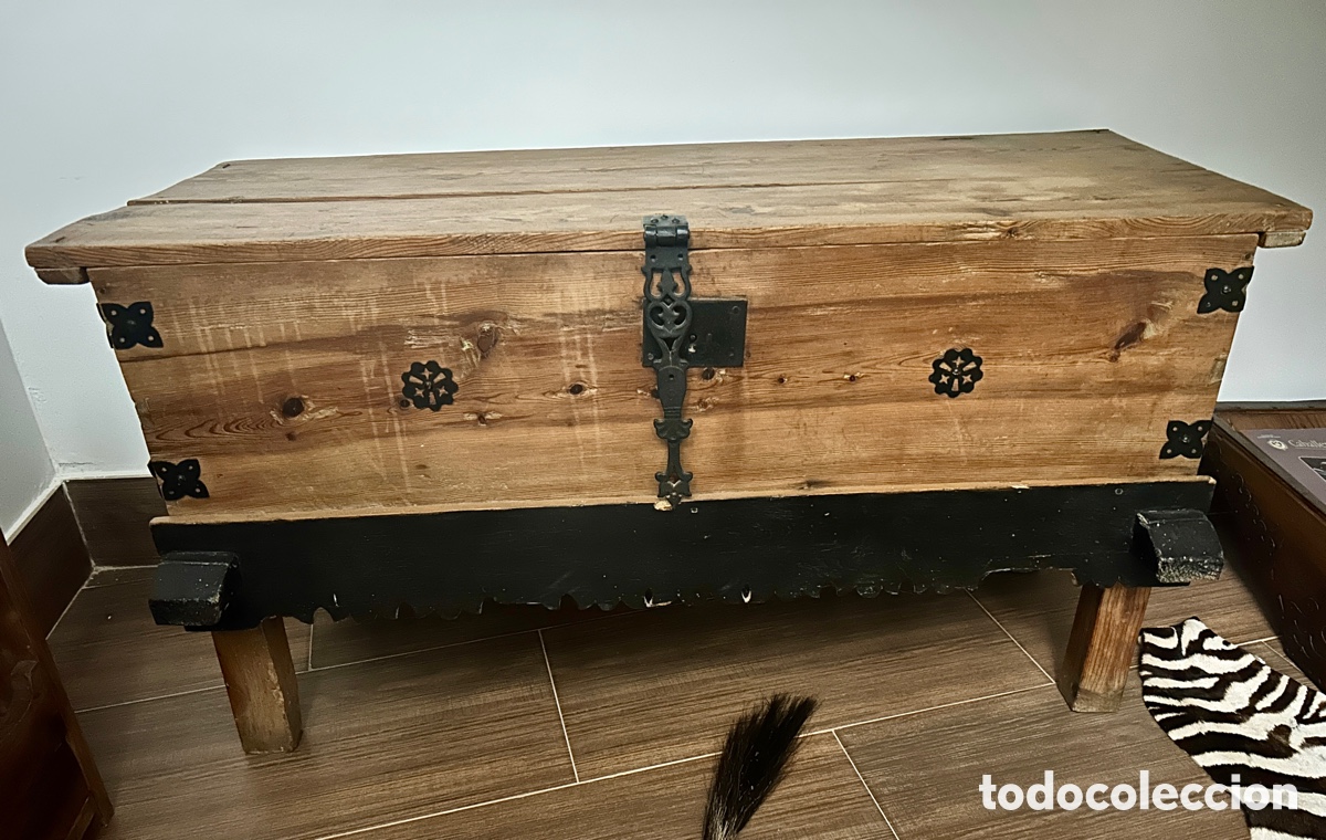 Antig&uuml;edades: Antiguo arc&oacute;n de pino con herrajes - Foto 1