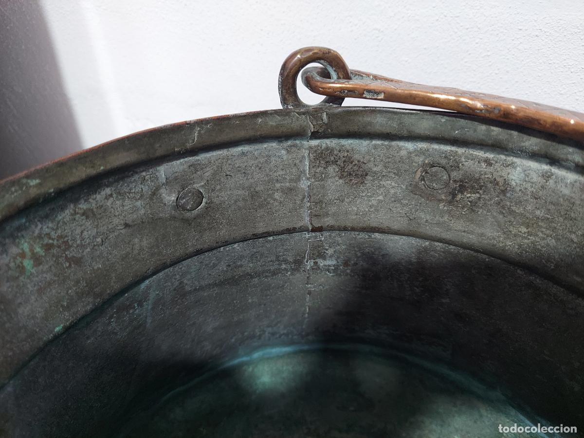 Antig&uuml;edades: Antigua olla de cobre con mango de bronce - Foto 11